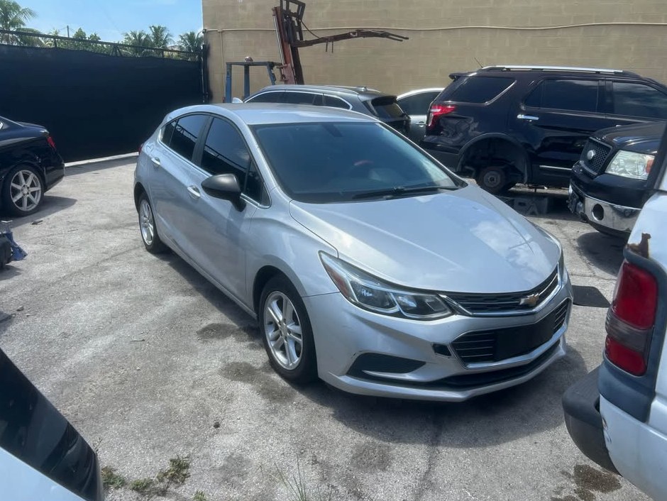 2017 Chevrolet Cruz runs and