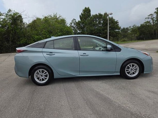 2016 Toyota Prius three fwd