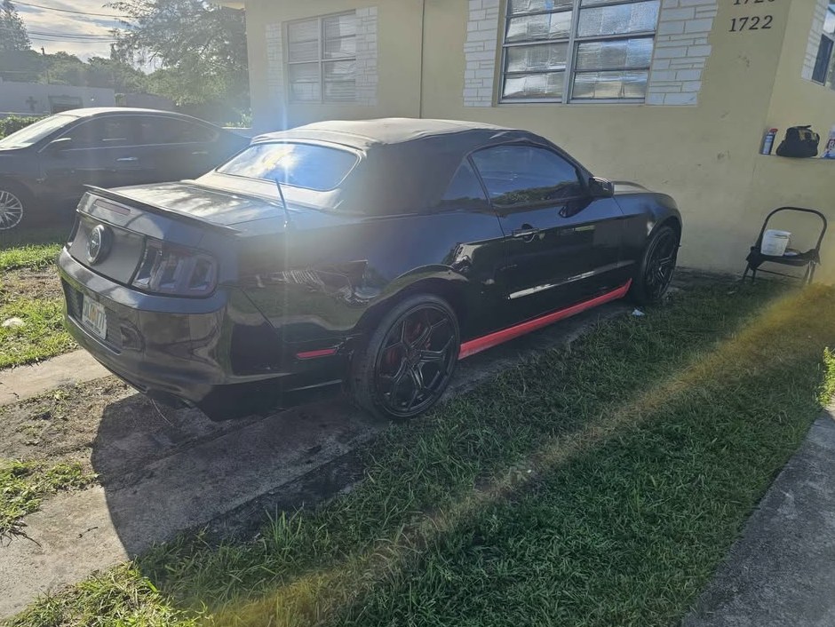 2014 Ford Mustang Convertible 2D